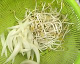 Hình bước làm 2 của món Bún nưa trộn rau đậu phộng