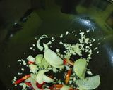 Foto langkah ke 3 dari resep Ayam Kunyit Khas Malaysia.