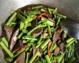 รูปขั้นตอนการทำที่ 3 ของ ผัดหน่อไม้ฝรั่งหมูกรอบกับตับ