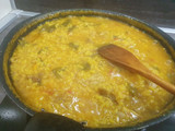 Paella con verduras y pollo