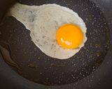 Foto del paso 1 de la receta: Huevos fritos con frijoles y salsa bandera