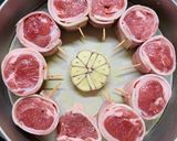 Foto del paso 4 de la receta: Tournedós de cordero con mantequilla aderezada y guarnición de setas