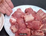 Hình bước làm 1 của món Canh sườn hầm củ sen của Nhà Hàng Xóm