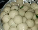 Foto langkah ke 2 dari resep Cilok bumbu kacang simple, cilok nya empuk walaupun sudah dingin.