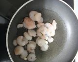 Foto del paso 2 de la receta: Gulas con gambas y huevo cocido