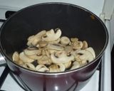 Tejfölös-fokhagymás mártásban sült gombás csirkecomb recept fázis 4 fotója