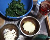 Foto del paso 2 de la receta: Róbalo sobre puré de espinacas con papas al natural