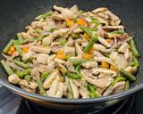 Foto del paso 6 de la receta: Wok de pollo salteado con verduras y shiitake