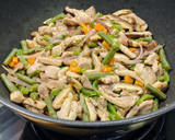 Foto del paso 6 de la receta: Wok de pollo salteado con verduras y shiitake