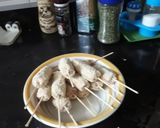Foto del paso 3 de la receta: Pinchos de salchichas rebozadas con salsa de verdeo