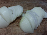 Coca con cebolla caramelizada y sobrasada