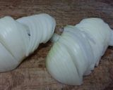 Foto del paso 1 de la receta: Coca con cebolla caramelizada y sobrasada