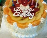 Foto langkah ke 9 dari resep Kue ulangtahun (base cake BF) topping stoberi + keju parut.