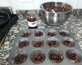 Foto del paso 3 de la receta: Muffins de cacao amargo rellenos de mermelada y chocolate blanco