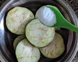 A picture of step 3 of Fried brinjals and potatoes.