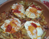 Foto del paso 4 de la receta: Patatas y huevos con queso y sobrasada