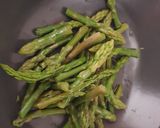 Foto del passaggio 1 della ricetta Risotto con gli asparagi e pistacchi
