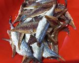 Foto langkah ke 1 dari resep Ikan Asin Layang Asam Manis Pedas.