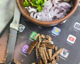 صورة لخطوة 1 من وصفة -بيض بالسجق ودبس الرمان 🍳🥓!