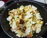 A picture of step 4 of Bread Upma.