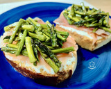 Foto del paso 4 de la receta: Tosta brioche de salmón ahumado con espárragos trigueros