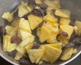 Foto langkah ke 2 dari resep Udang Nanas Masak Jahe Favorite.