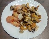 Foto del paso 1 de la receta: Espirales con setas variadas y marisco