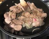 Une image de l'étape 5 de Sot l’y laisse aux girolles,oignon de roscoff et crème de curcuma.