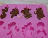 Foto del paso 2 de la receta: Chupetines de chocolate dinosauros