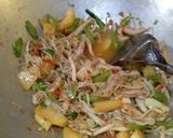 Foto langkah ke 7 dari resep Tumis Tauge Jamur Kentang Kuah Pedas.