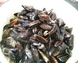 Une image de l'étape 2 de Moules marinières.