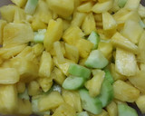 Foto del paso 3 de la receta: Ensalada de palta, ananá y pasas de uva