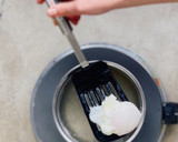 Foto del paso 3 de la receta: Habas con jamón en olla rápida y huevo escalfado