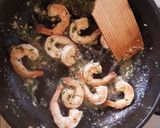 Foto del paso 4 de la receta: Camarones Scampi con fideos de calabacita