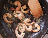 Foto del paso 4 de la receta: Camarones Scampi con fideos de calabacita