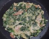 Foto del paso 2 de la receta: Tortillita de espinaca, panceta y cebolla