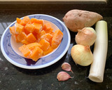 Foto del paso 1 de la receta: Crema de calabaza y batata