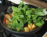 Foto langkah ke 6 dari resep Ayam Kemangi Pedas Khas Sunda Devina Hermawan.