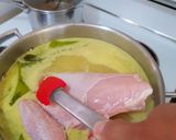 A picture of step 2 of Soto ayam (chicken and bean sprouts soup).