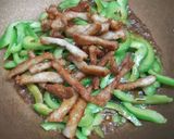 รูปขั้นตอนการทำที่ 5 ของ หมูเส้นผัดพริกหวาน (Chinjao rosu青椒肉絲)