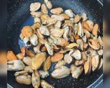 Une image de l'étape 1 de Pâtes aux moules.