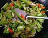 Foto langkah ke 4 dari resep Cumi cabai hijau.
