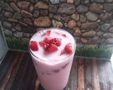 Foto langkah ke 4 dari resep Es Pink Lava Stroberi.