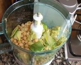 Foto del paso 2 de la receta Dip de hummus con aguacate