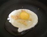 Foto langkah ke 3 dari resep Telor Ceplok Kecap Asin.