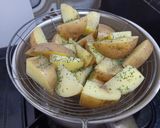 Foto langkah ke 4 dari resep Potato Wedges Panggang Teflon.