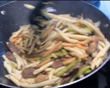 Foto del paso 6 de la receta: Wok de pasta, ternera, setas y gambas