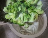 Foto langkah ke 2 dari resep Tumis Broccoli & Tomat Cherry.