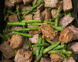 A picture of step 4 of Spicy steak bites with asparagus.