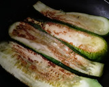 Foto del paso 2 de la receta: Calabacines🥒 con espinacas🌿, pasas de uva🍇 y queso🧀...🤔